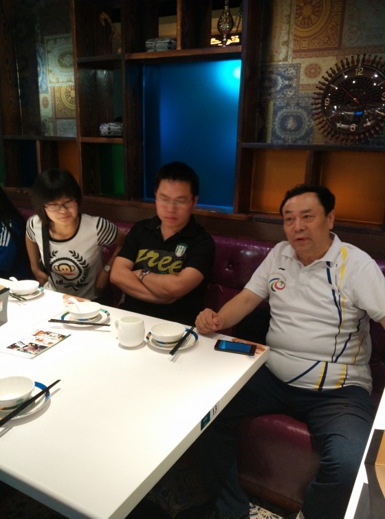 参加活动的市球迷协会领导